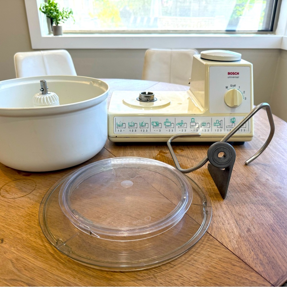 Bosch Universal Mixer 700 Watts MUM 6621UC Mixer Bowl, lid, dough hook